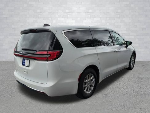 Used 2024 Chrysler Pacifica Touring-L FWD image 5