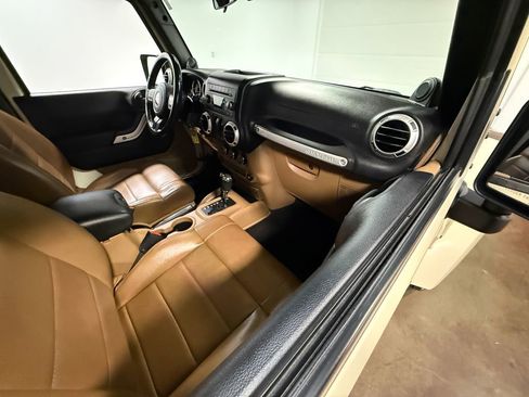 Used 2011 Jeep Wrangler Sahara w/ Connectivity Group AWD/4WD image 59