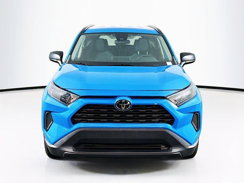 Used 2019 Toyota RAV4 LE w/ Carpet Mat Package image 2