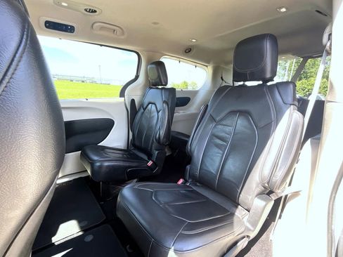 Used 2017 Chrysler Pacifica Touring-L FWD image 21
