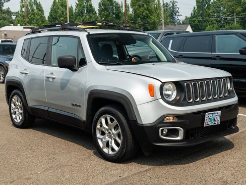 Used 2018 Jeep Renegade Latitude FWD image 1