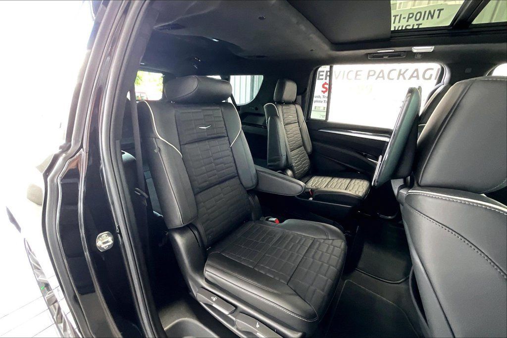 Used 2026 Cadillac Escalade ESV V AWD/4WD image 16