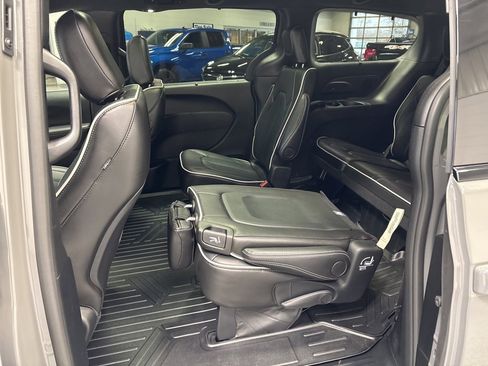 Used 2025 Chrysler Pacifica Limited image 35