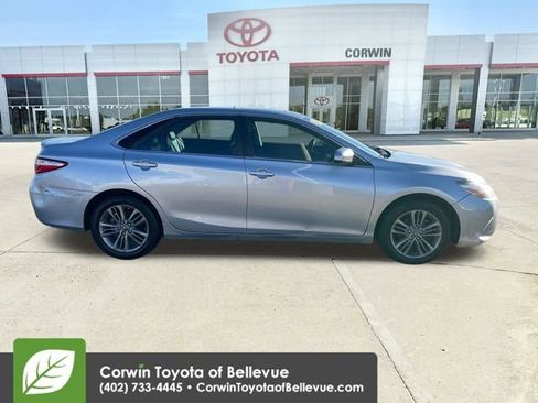 Used 2017 Toyota Camry SE w/ Moonroof Package image 9