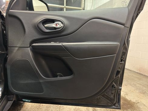 Used 2015 Jeep Cherokee Limited image 21