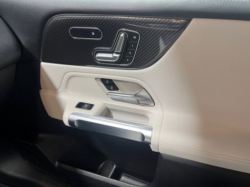 Used 2021 Mercedes-Benz GLB 250 4MATIC image 27