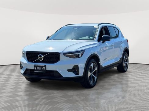 Used 2026 Volvo XC40 B5 Plus w/ Protection Package Premier AWD/4WD image 2