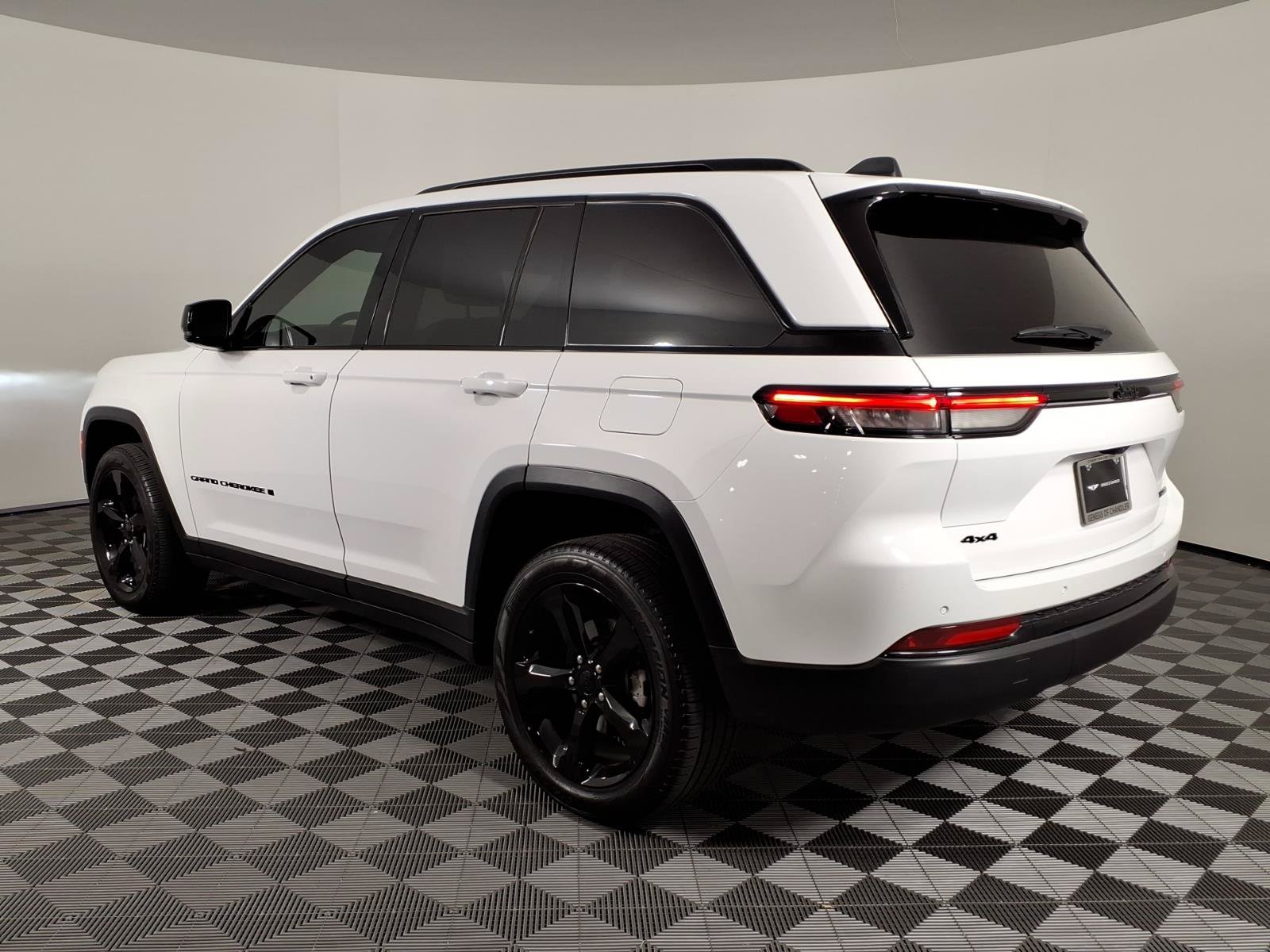 Used 2024 Jeep Grand Cherokee Limited w/ Black Appearance Package AWD/4WD image 3