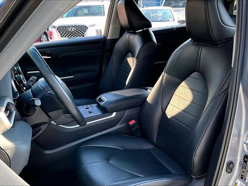 Certified 2023 Toyota Highlander XLE image 8