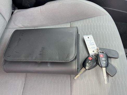 Used 2016 Toyota Tacoma SR5 w/ SR5 Appearance Package (SN) image 25