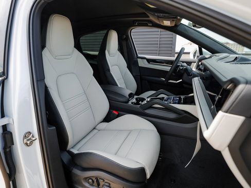 New 2025 Porsche Cayenne S image 28