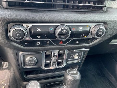Used 2024 Jeep Wrangler Unlimited Sport AWD/4WD image 31