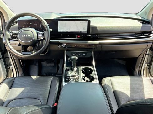 Used 2025 Kia Carnival SX Prestige FWD image 3