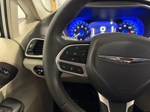 Used 2023 Chrysler Pacifica Touring-L image 14