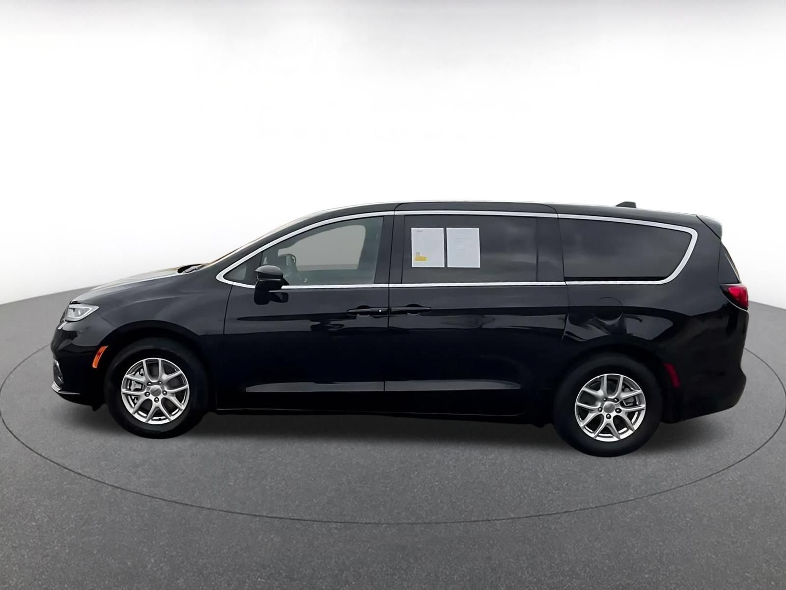 Used 2025 Chrysler Pacifica Select FWD image 8