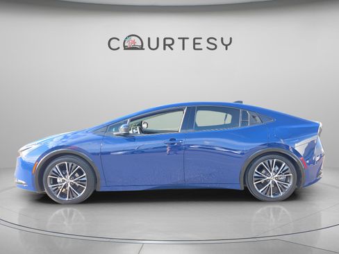 Used 2025 Toyota Prius XLE image 2