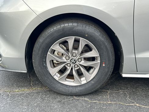 Used 2022 Toyota Sienna XLE image 13