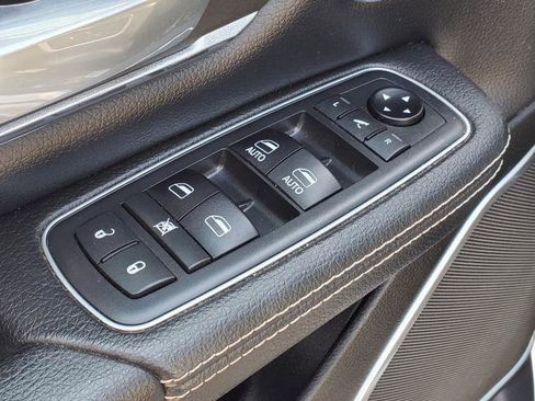 Used 2019 RAM 1500 Laramie AWD/4WD image 22