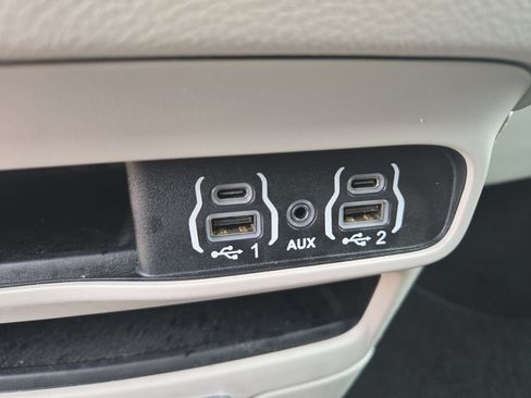 Used 2023 Chrysler Pacifica Touring-L FWD image 33