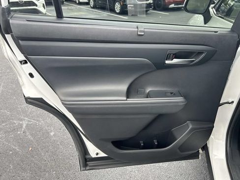 Used 2022 Toyota Highlander XLE AWD/4WD image 21