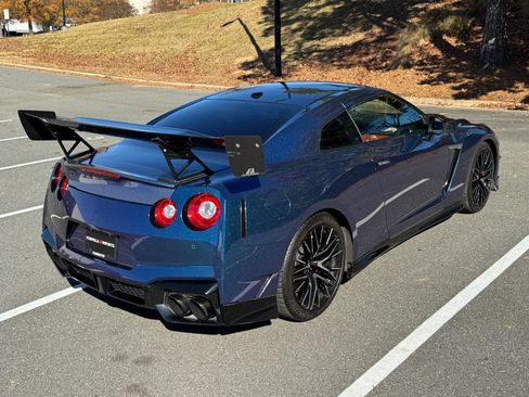 Used 2024 Nissan GT-R Premium w/ Premium Interior Package image 20