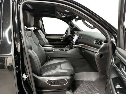 Used 2024 Jeep Wagoneer L Series II w/ Convenience Group I image 12