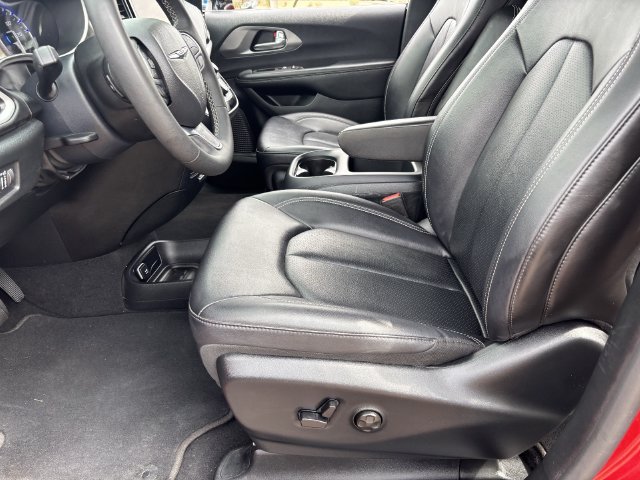 Used 2025 Chrysler Pacifica Select FWD image 20