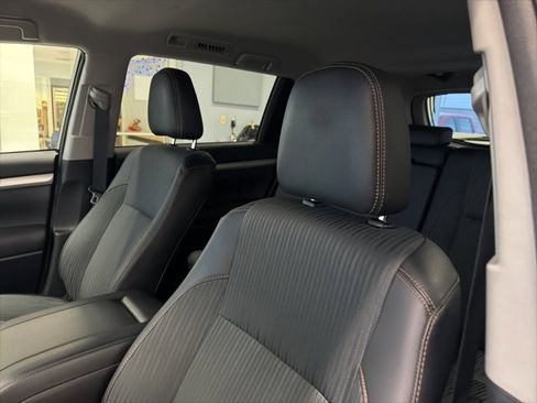 Used 2017 Toyota Highlander Plus image 11