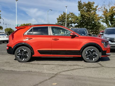 Used 2023 Kia Niro Wind w/ Wind Preserve Package image 3