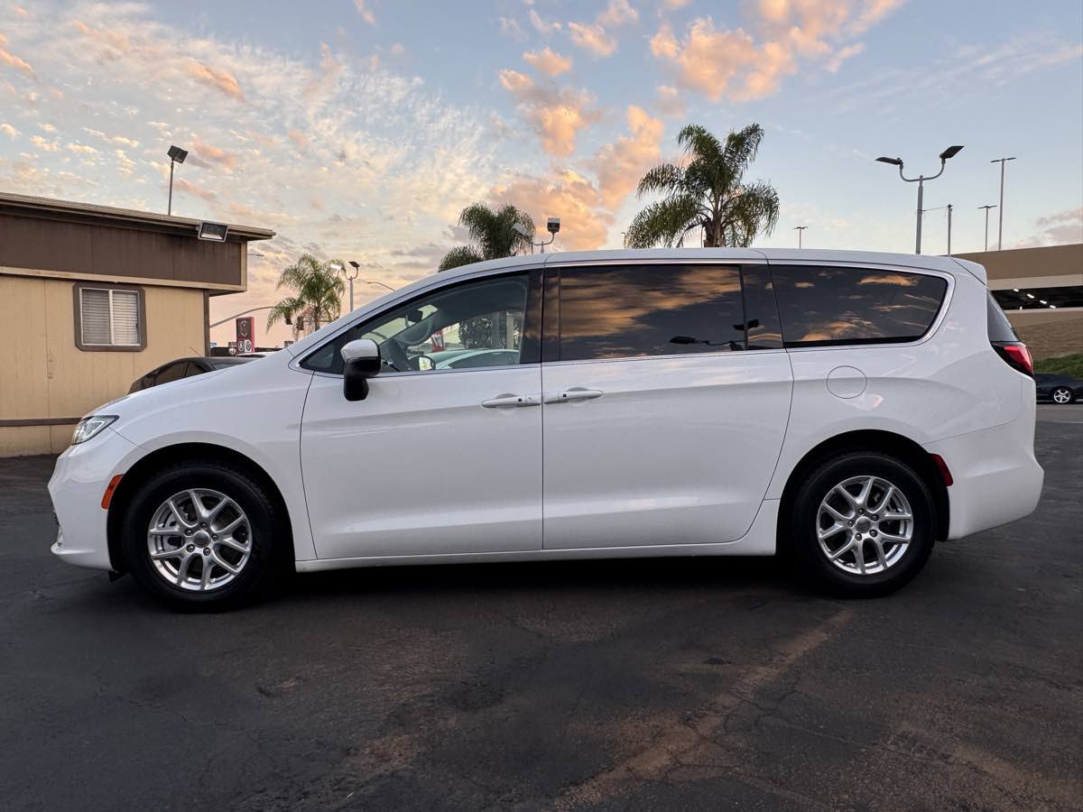 Used 2023 Chrysler Pacifica Touring-L FWD image 7