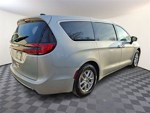 Used 2023 Chrysler Pacifica Touring-L image 6