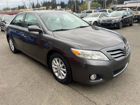 Used 2011 Toyota Camry XLE w/ SE/XLE Extra-Value Pkg FWD image 6