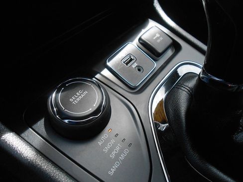 Used 2020 Jeep Cherokee Latitude Plus AWD/4WD image 22