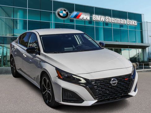 Used 2023 Nissan Altima 2.5 SR image 3