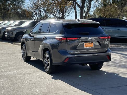 Used 2024 Toyota Highlander LE image 4