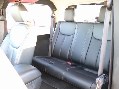 Used 2017 Jeep Wrangler Sahara image 16
