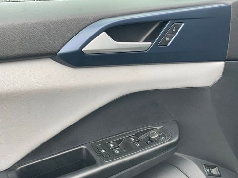 Certified 2022 Volkswagen Taos SE w/ Panoramic Sunroof Package image 11