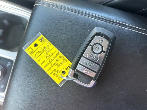 Used 2022 Ford Explorer Limited w/ Equipment Group 301A AWD/4WD image 28