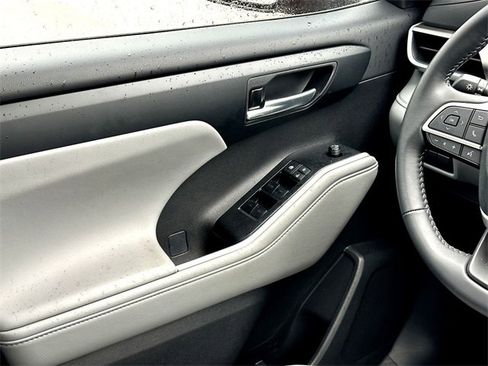New 2025 Toyota Highlander XLE image 27