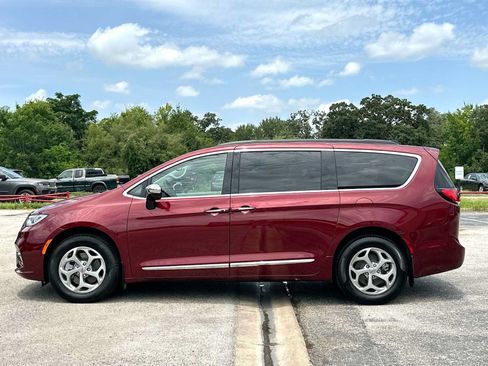 Used 2023 Chrysler Pacifica Limited AWD/4WD image 12