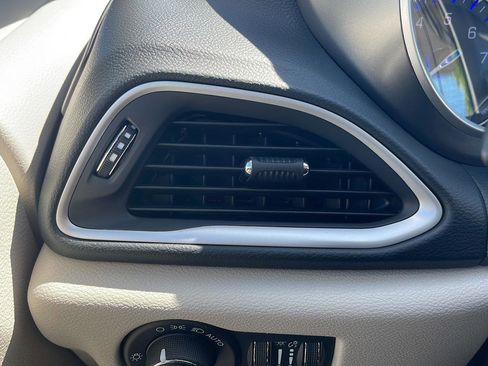 Used 2023 Chrysler Pacifica Touring-L FWD image 35