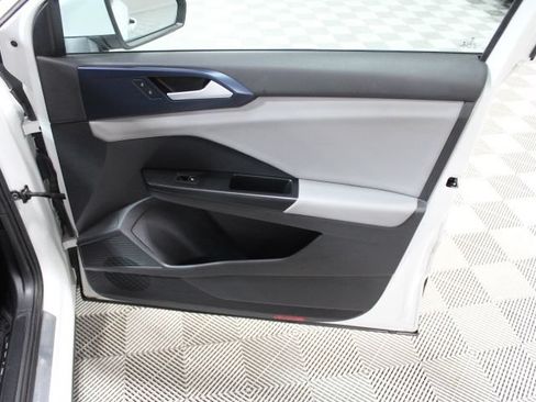 Used 2022 Volkswagen Taos SE w/ Panoramic Sunroof Package FWD image 25
