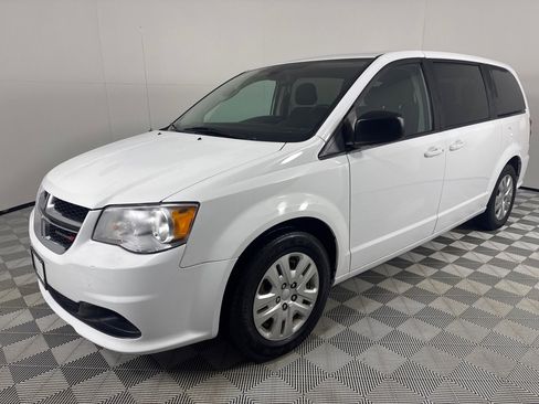 Used 2018 Dodge Grand Caravan SE w/ UConnect Hands-Free Group image 9