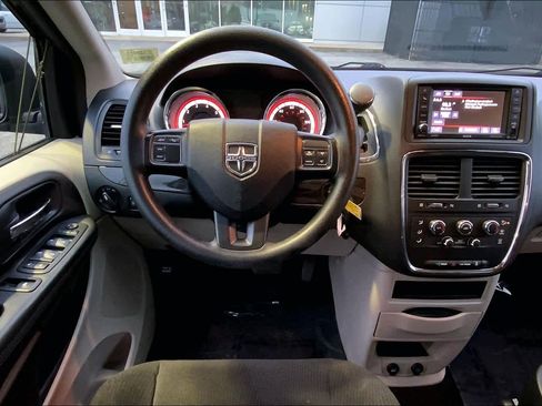 Used 2018 Dodge Grand Caravan SE w/ UConnect Hands-Free Group image 5