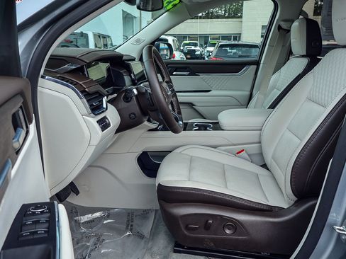 Used 2025 GMC Acadia Denali AWD/4WD image 2