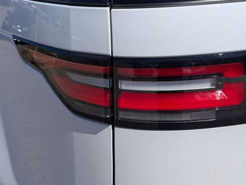 Used 2019 Land Rover Discovery HSE image 14