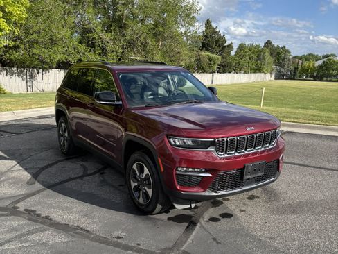 Used 2023 Jeep Grand Cherokee 4WD 4xe image 2