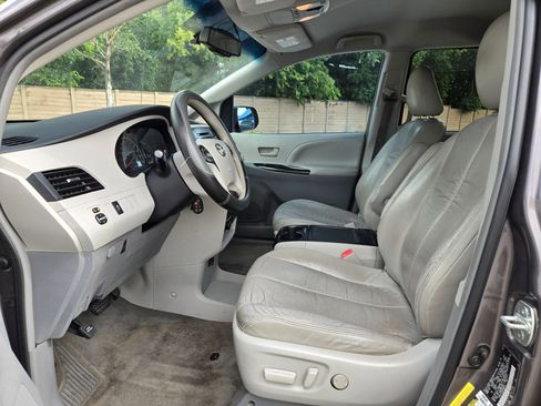 Used 2013 Toyota Sienna LE FWD image 9