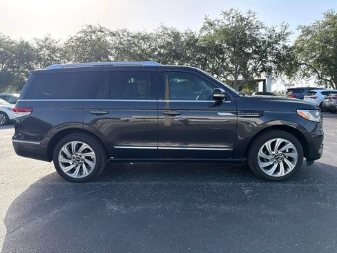 Used 2024 Lincoln Navigator Reserve AWD/4WD image 2