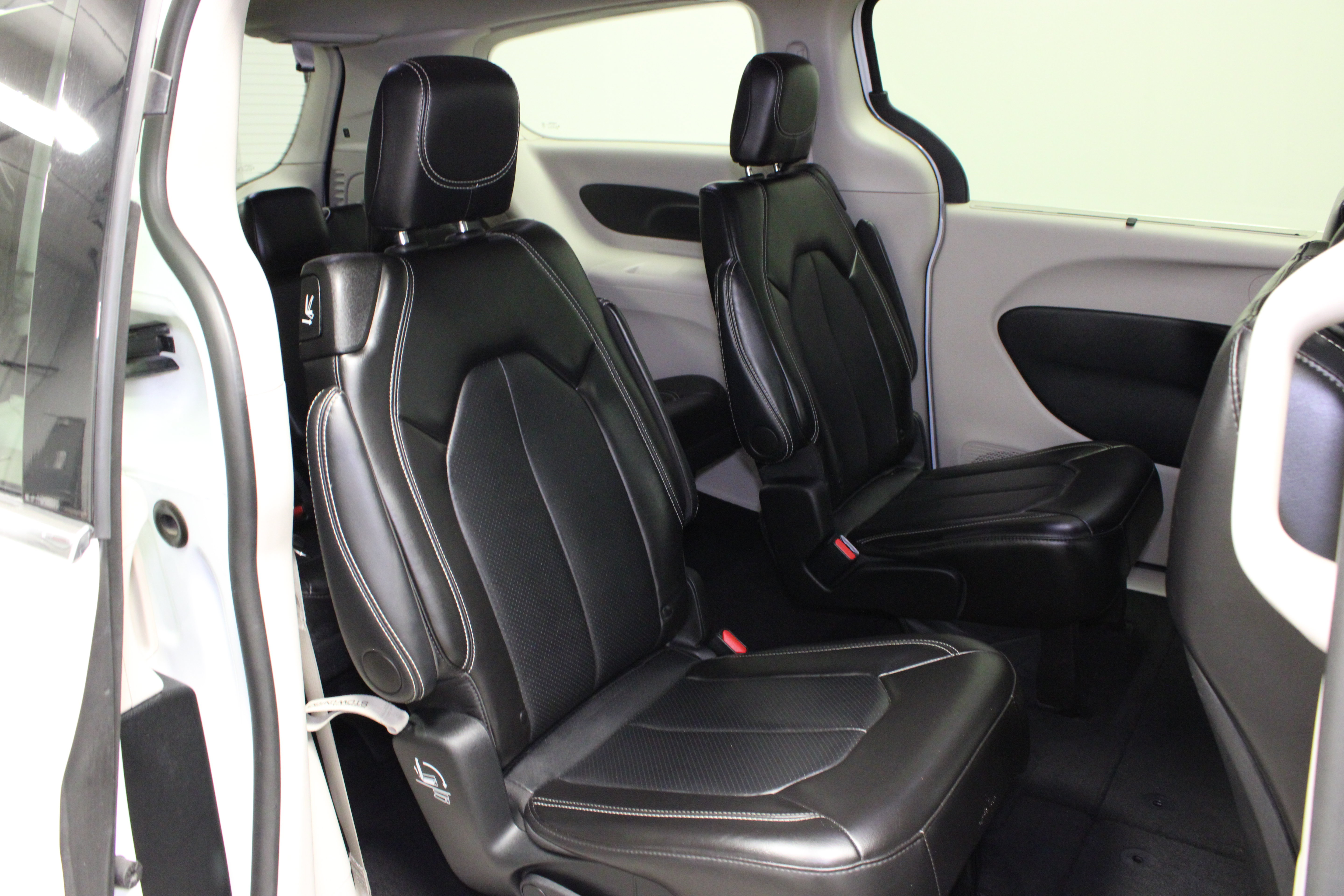 Used 2024 Chrysler Pacifica Touring-L FWD image 15